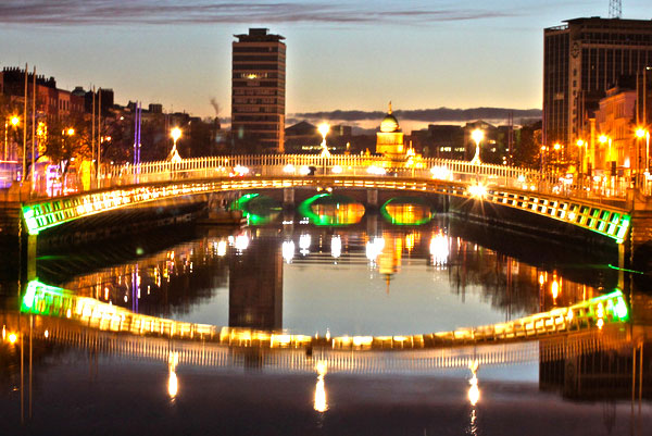 hapenny_bridge_dublin.jpg